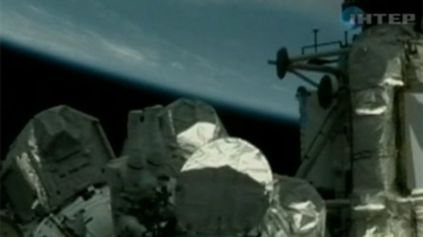 Космонавты шаттла "Дискавери" вышли в открытый космос