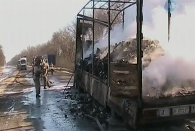 В Харьковской области сгорел грузовик с духами и дезодорантами