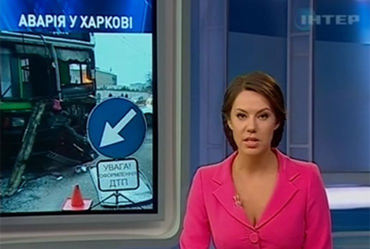 В Харькове троллейбус столкнулся с двумя легковушками