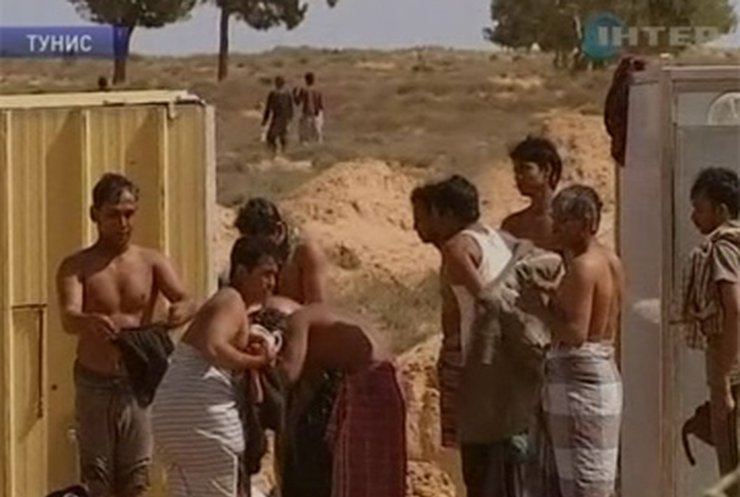 Из Ливии спасаются бегством тысячи людей