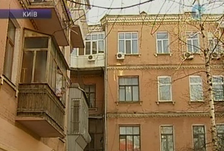 Из-за строительства высотки на Подоле разрушается пятиэтажка