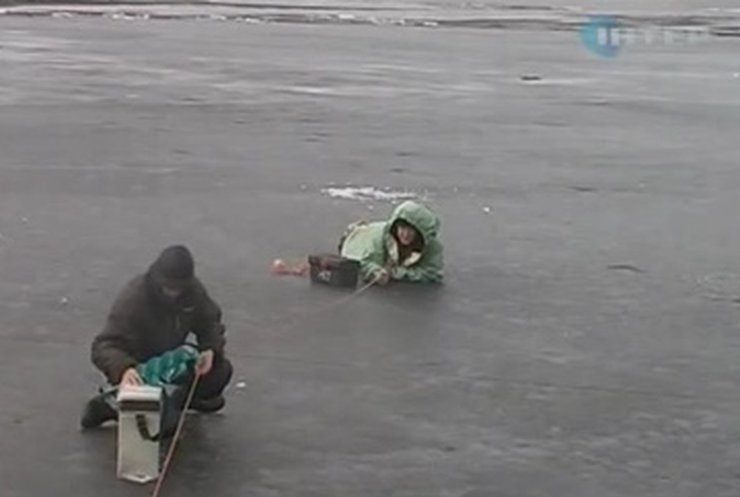 В Днепропетровске четверых рыбаков унесло на льдине