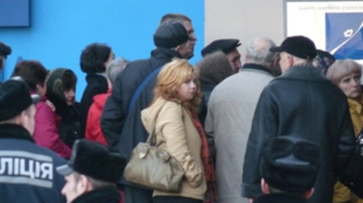 Вкладчики банка "Родовид" пытались перекрыть дорогу Януковичу