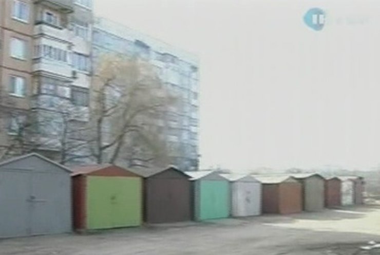 В Кировограде жители многоэтажки стали заложниками гаражей