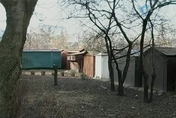 В Кировограде владельцы гаражей перекрыли подъезд к многоквартирному дому