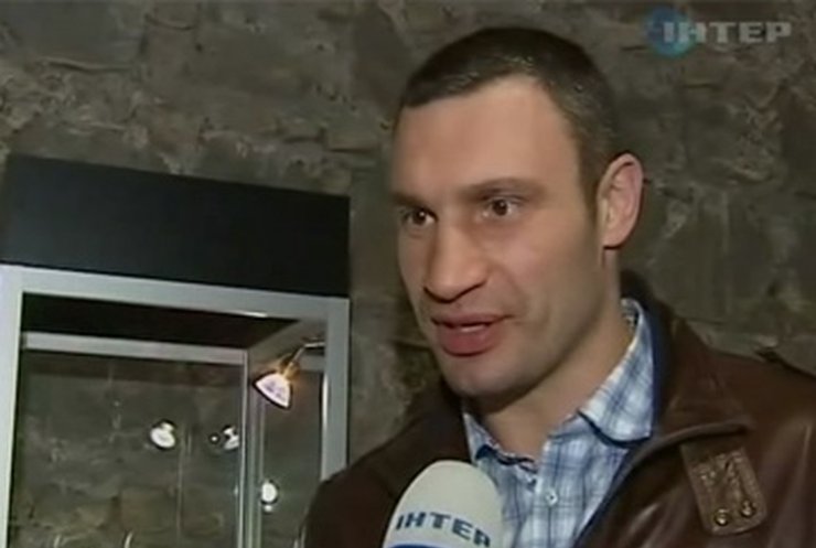 Кличко и Солис провели открытую тренировку перед журналистами и зрителями