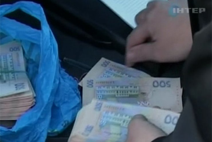 Днепропетровский следователь задержан со взяткой в четыреста тысяч гривен