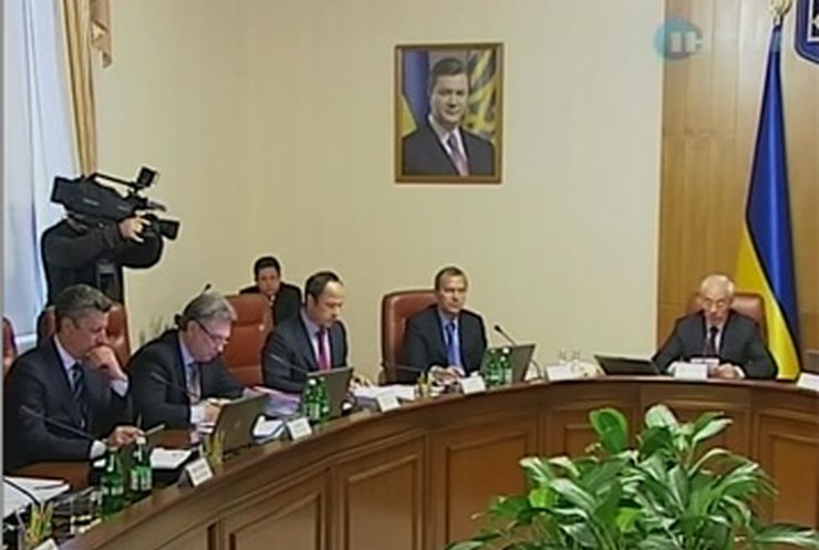Азаров пообещал аграриям топливо по сниженным ценам
