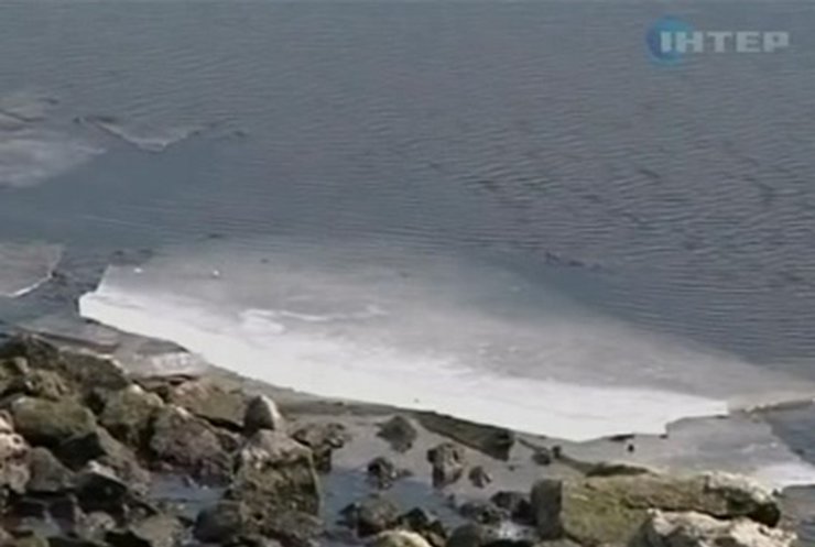 На Каховском море сотрудники МНС ломали ледовое покрытие
