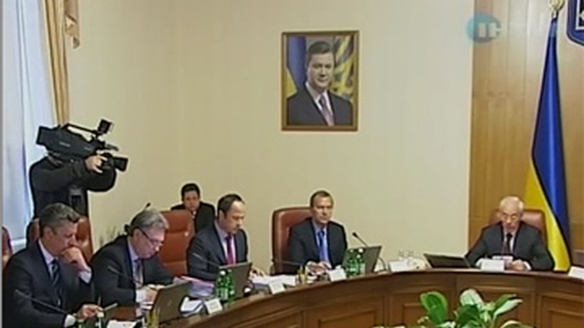 Азаров пообещал аграриям топливо по сниженным ценам