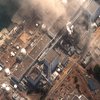Над одним из реакторов АЭС "Фукусима-1" поднимается дым