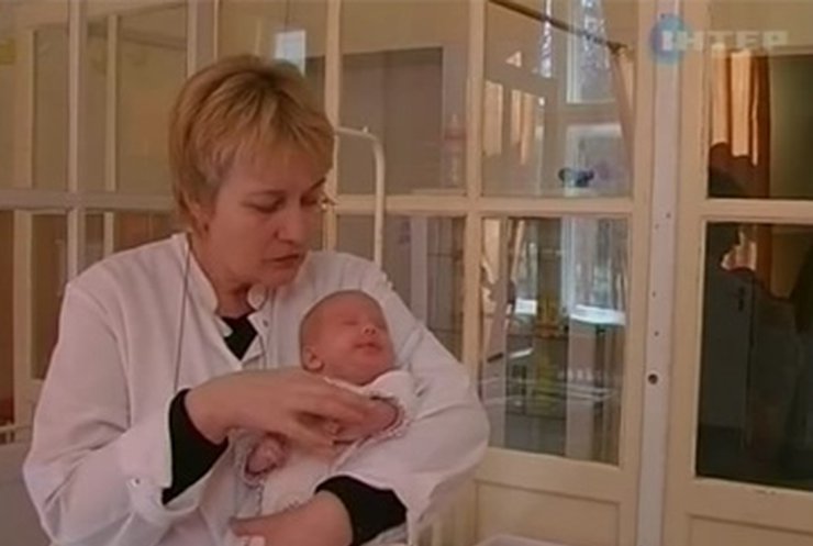 Граждане Франции пытались вывезти из Украины двух младенцев