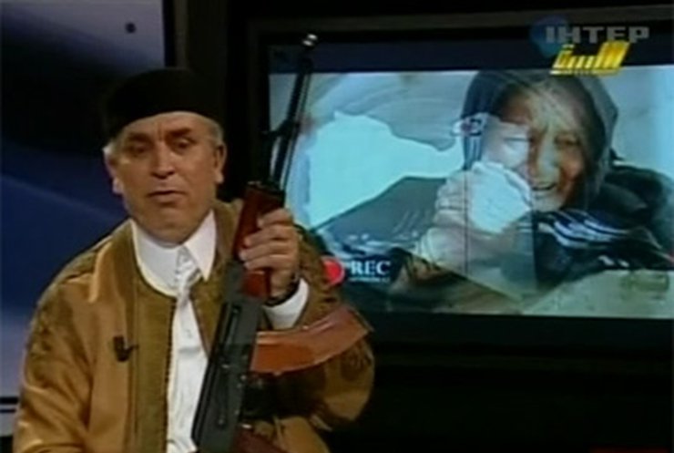 Ливийский телеведущий появился в эфире с автоматом в руках