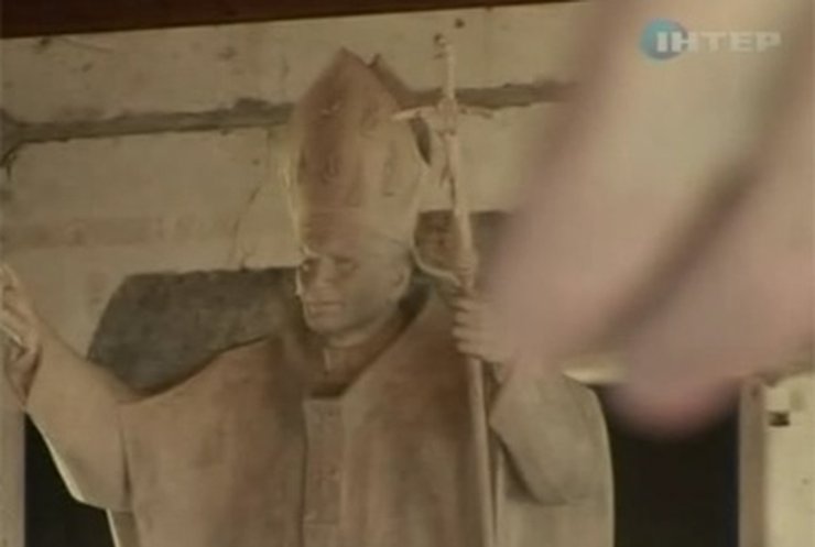 В польском замке собрали сразу двадцать статуй Иоанна Павла ІІ