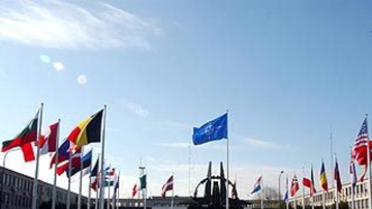 НАТО принимает командование операцией в Ливии