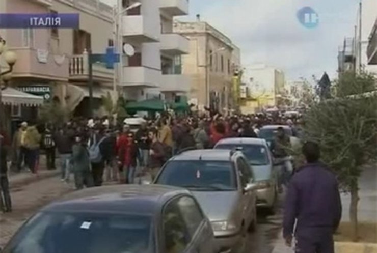 Мигранты из Туниса и Ливии устроили в Италии митинги
