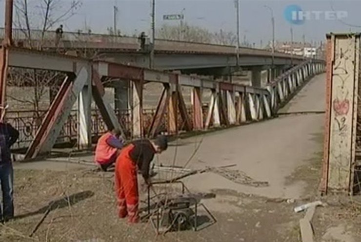 В Черновцах может обрушиться мост через реку Прут
