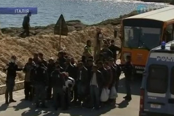 Нелегалов с Лампедузы отправляют в Италию