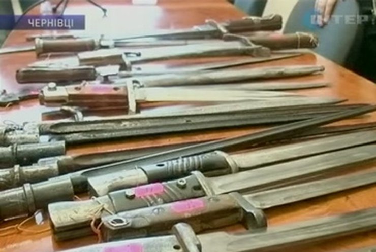 В Черновцах изъяли коллекцию холодного оружия