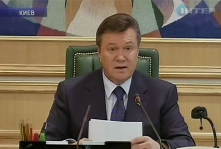 Янукович поручил Азарову уравнять коммунальные тарифы по регионам