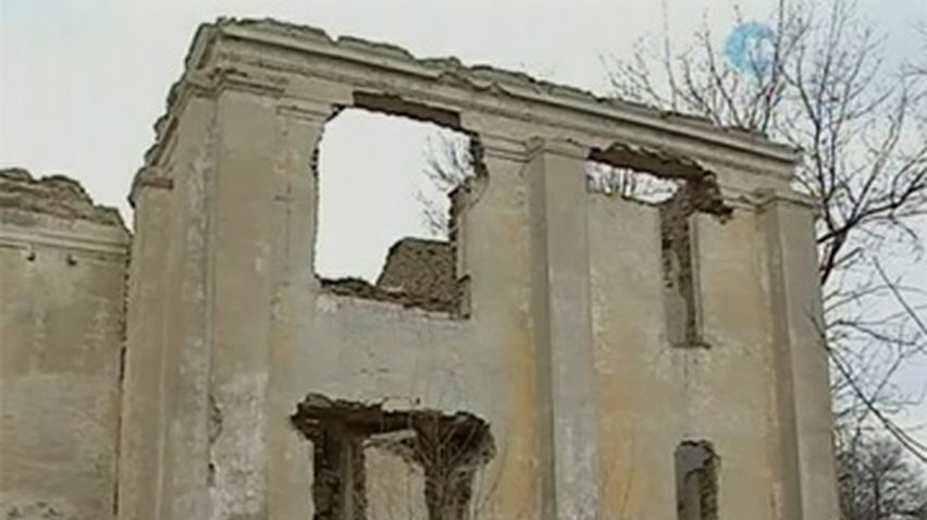 Жители Снежного просят власть защитить детей от опасных руин ДК