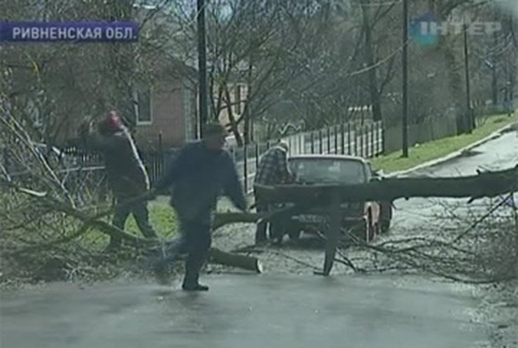 Украину штормит, Москву засыпало снегом