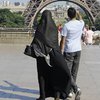 В Париже начали арестовывать женщин в парандже