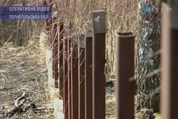 На Тернопольщине охотники за металлом разобрали ограду кладбища