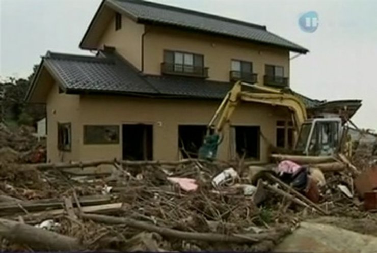 Месяц спустя крупнейшего землетрясения японцы продолжают бороться с его последствиями