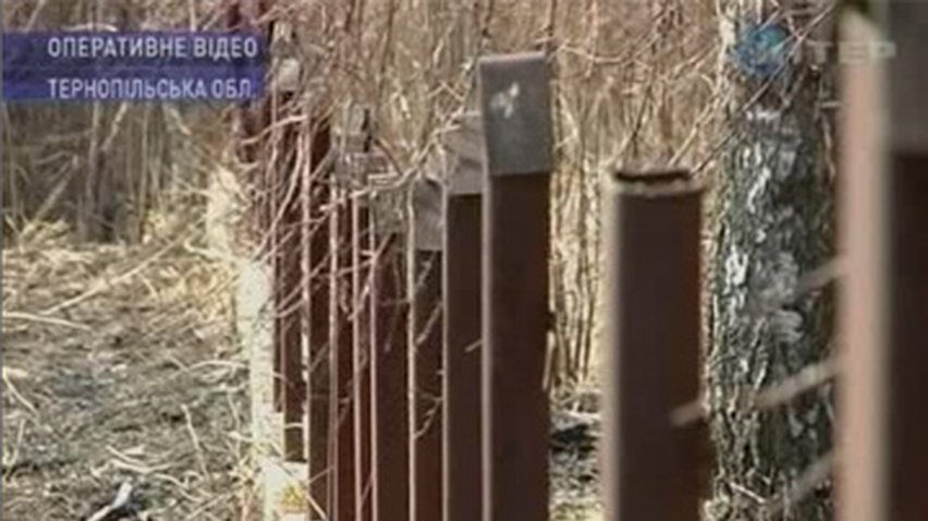 На Тернопольщине охотники за металлом разобрали ограду кладбища