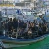 Тунисских беженцев возвращают домой
