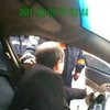 В Донецкой области гаишник обматерил водителя и вытащил его из машины