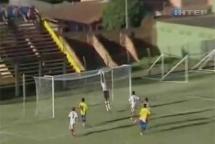Парагвайский вратарь "прострелил" гол через все поле