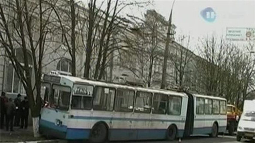 В Херсоне троллейбус врезался в дерево