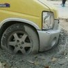 В Китае машина попала в бетонную ловушку