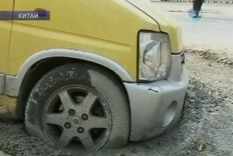 В Китае машина попала в бетонную ловушку