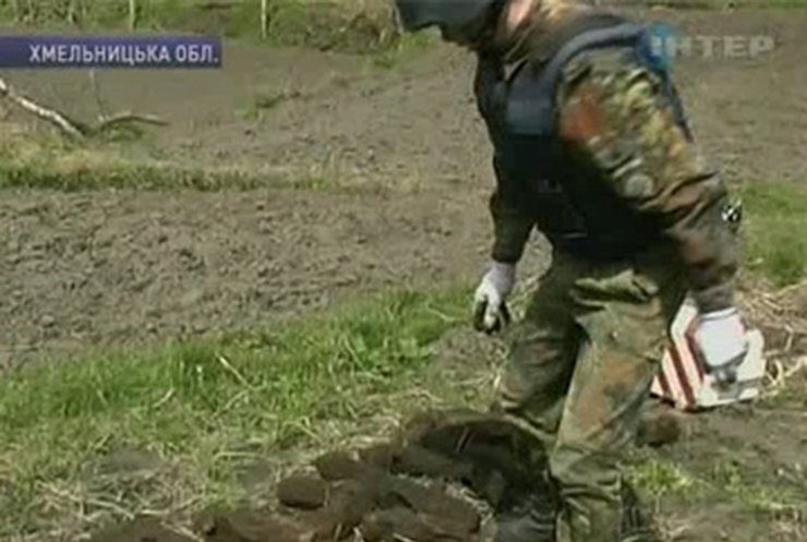 На огороде хмельницкого пенсионера нашли 23 авиационные бомбы