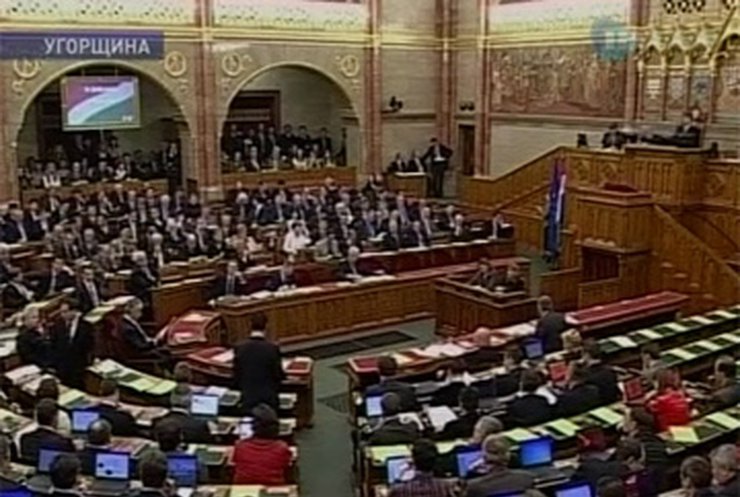Парламент Венгрии принял новую конституцию