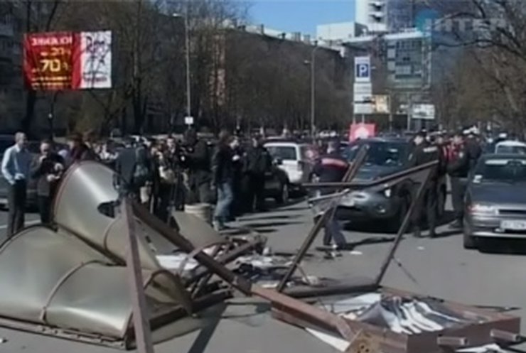 Студентка погибла под колесами джипа на автобусной остановке в центре Киева