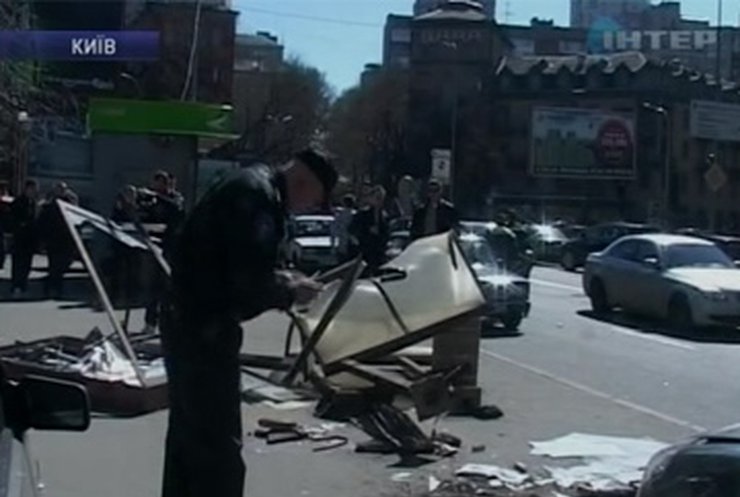 В Киеве умерла студентка, сбитая джипом на остановке