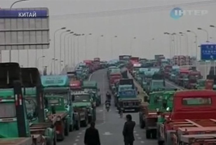 В Китае водители грузовиков устроили акцию протеста