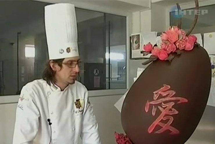 В Ужгороде кондитер приготовил пасхальное яйцо метровой высоты