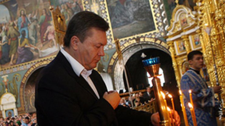 Янукович принял участие в богослужении в Киево-Печерской лавре
