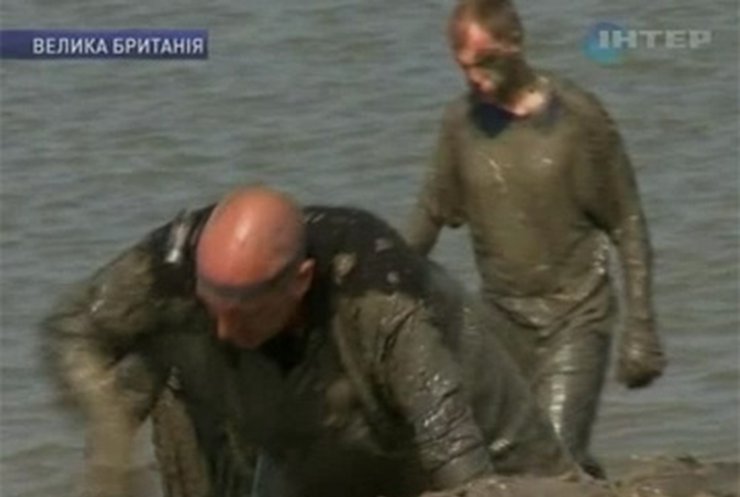 В Британии состоялись соревнования по бегу в грязи