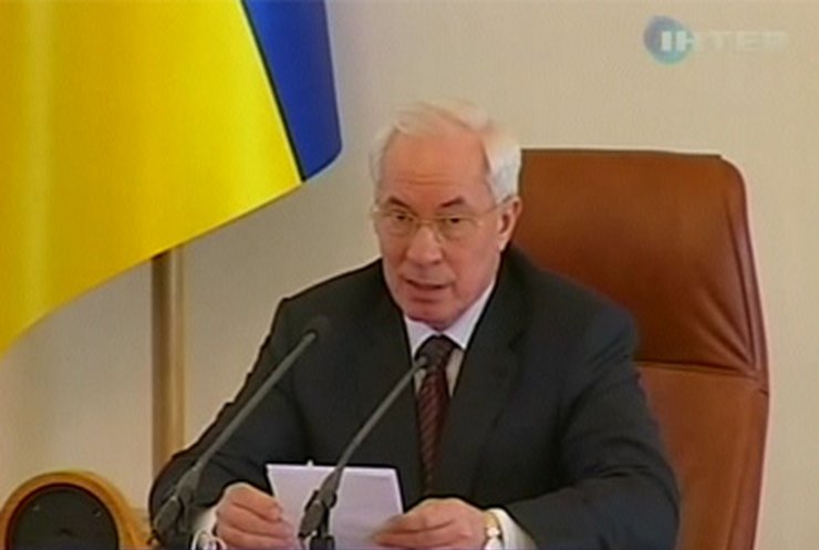 Азаров выяснял, почему в Украине снизилась оплата за газ
