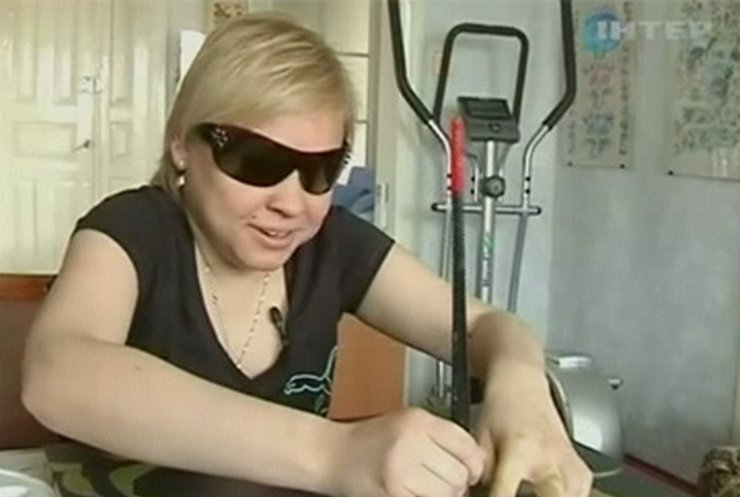 23-летняя художница работает вслепую