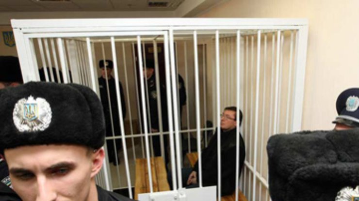 Ни от капельниц, ни от питательной смеси Луценко не отказывается