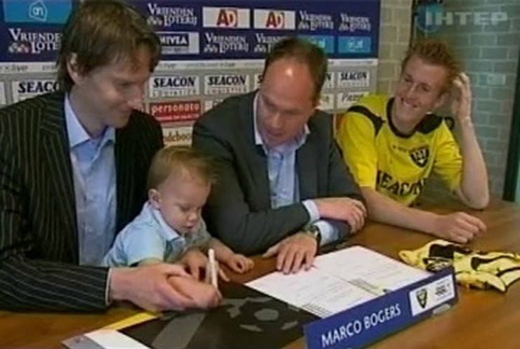 Полуторагодовалый малыш подписал контракт с футбольным клубом