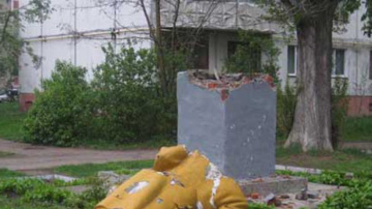 Милиция не увидела надписи "Янукович" на памятнике Ленину