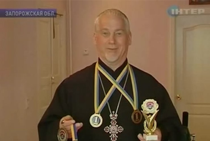 63-летний священник решил побить рекорды в троеборье